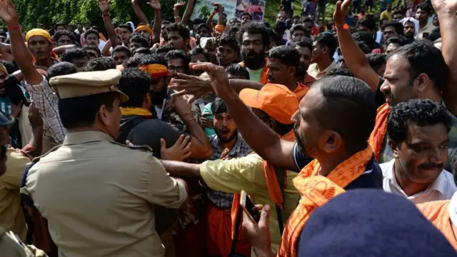 சபரி மலையில் கோயிலுக்கு பெண்கள் வருவதை எதிர்த்துப் போராட்டம்.