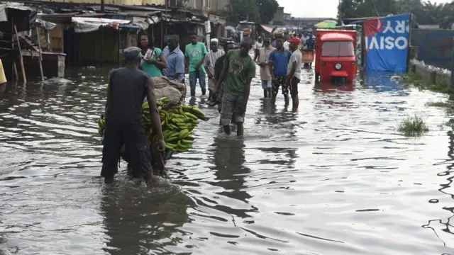 Awọn eeyan nrin laarin ẹkun omi to ti gba opopona