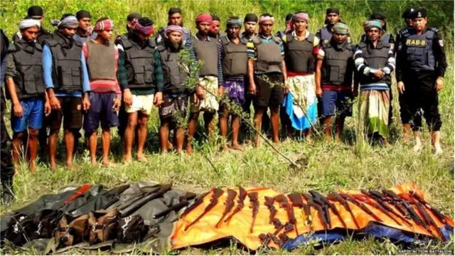 আত্মসমর্পণকারী বনদস্যুদের একটি দল।