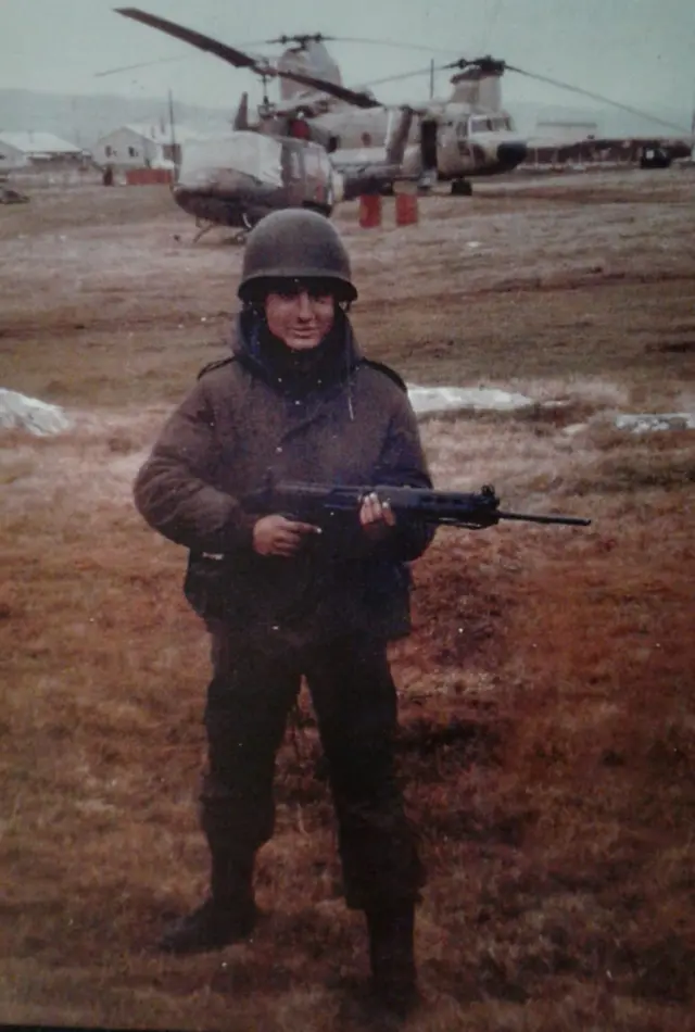 Daniel Ugalde con uniforme y un arma