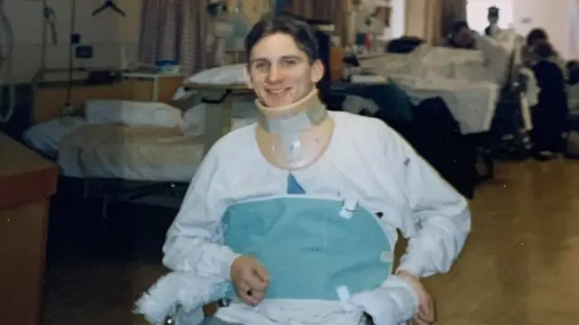 Steven Webb en el hospital.