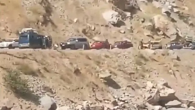 شبکه‌های اجتماعی افغانستان پیشتر تصاویری از کاروان بزرگی از خودروهای را در داخل دره پنجشیر نشان می‌داد که گفته می‌شد به دستور طالبان این ولایت را ترک می‌کنند