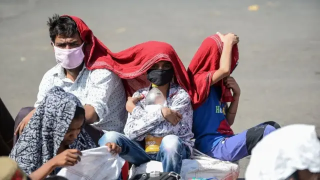 प्रवासी मज़दूरों का संकट: नौकरी छूट गई, भविष्य का पता नहीं, मानसिक स्वास्थ्य की चिंता किसको है?