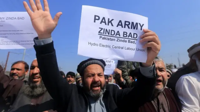 पाकिस्तान के पेशावर में भारत विरोधी प्रदर्शन के दौरान सेना के समर्थन में नारे लगाते लोग