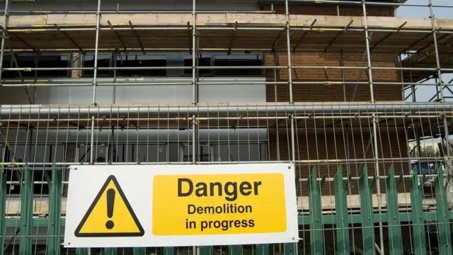 Nida işarəsinə daha çox təhlükə xəbərdarlığıyla bağlı plakatlarda rast gəlinir.