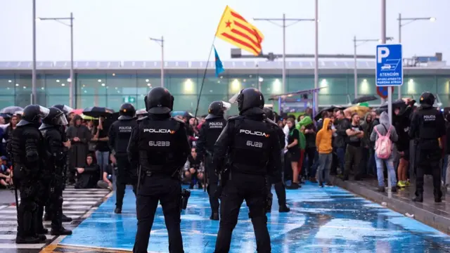 বার্সেলোনা বিমানবন্দরের বাইরে বিক্ষোভ