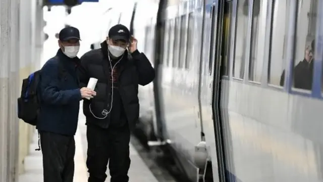 Penumpang di stasiun kereta di Daegu.