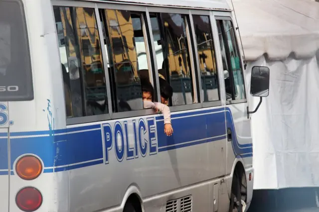 Uno de los niños venezolanos deportados en un vehículo policial en Trinidad y Tobago.