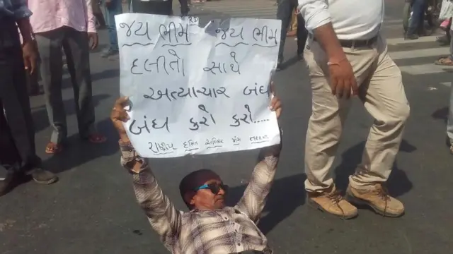 અમદાવાદના દેખાવકારની તસવીર