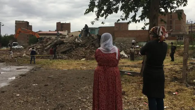 Sur'da halk evlerinin yıkılışını izliyor