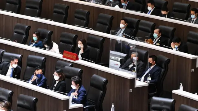 การประชุมสภาผู้แทนราษฎร เมื่อ 19 ม.ค. ถือเป็นนัดแรกของปีใหม่ หลังจากประธานสภาสั่งงดประชุม เพื่อป้องกันการแพร่ระบาดของโรคโควิด-19 สายพันธุ์โอมิครอน