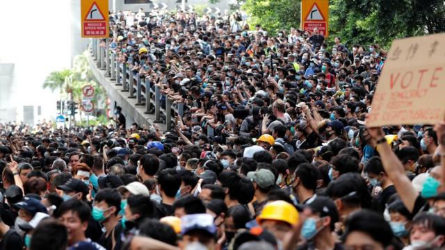 在香港，游行人数除了作为社会运动的一个纪录，更是“舆论战”。