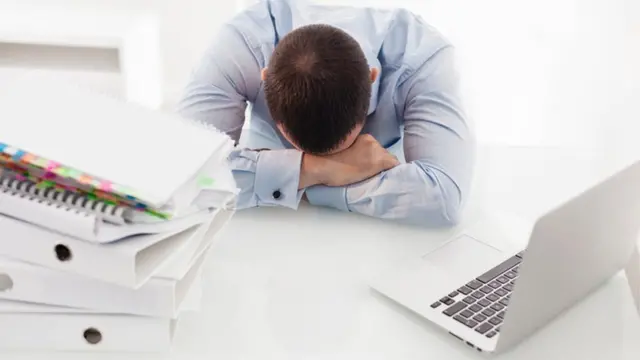 رجل ناعس على مكتبه