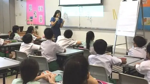 Maestra en una clase de matemáticas