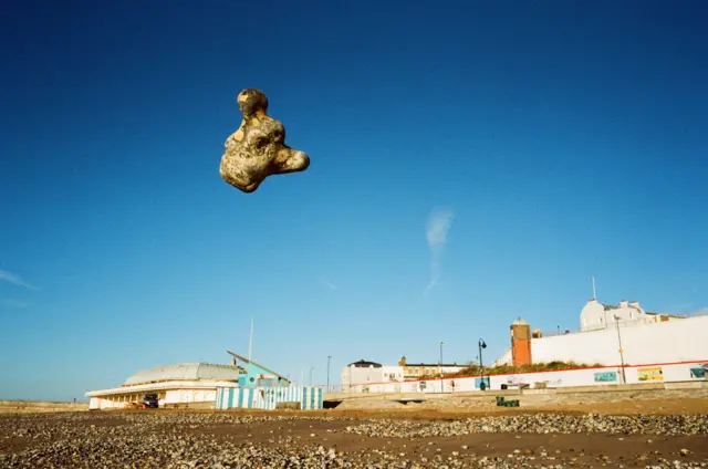 இந்தப் பாறைகள் அந்தரத்தில் நிற்பது எப்படி