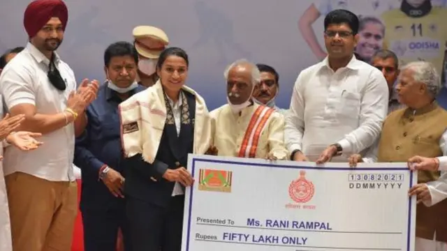 ਟੋਕੀਓ ਓਲੰਪਿਕਸ ਵਿੱਚ ਵਧੀਆ ਪ੍ਰਦਰਸ਼ਨ ਤੋਂ ਬਾਅਦ ਰਾਣੀ ਰਾਮਪਾਲ ਨੂੰ ਸਨਮਾਨਿਤ ਕਰਦੇ ਸੂਬੇ ਦੇ ਉਪ ਮੁੱਖਮੰਤਰੀ ਅਤੇ ਖੇਡ ਮੰਤਰੀ