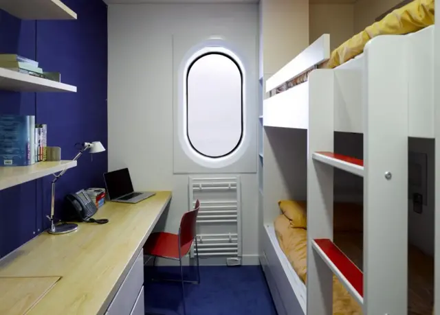 На відміну від попередніх станцій, кожна каюта на станції "Галлей-VІ" має вікно у двір