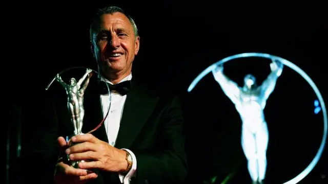 يوهان كرويف أثناء فوزه بجائزة "الإنجاز مدى الحياة" عام 2006