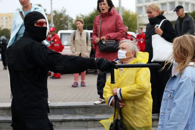 Неизвестный в маске