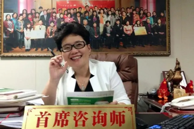นางหมิง ลี่ เป็นผู้ให้คำปรึกษากับผู้หญิงเรื่องวิธีป้องกันสามีไม่ให้ออกนอกลู่นอกทาง