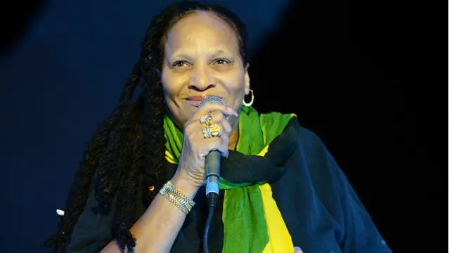 La chanteuse de Reggae Sister Nancy joue à Santa Monica, Californie en 2015.