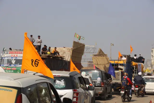 దిల్లీ సరిహద్దుల నుంచి ఇళ్లకు తిరిగి వెళ్తున్న రైతులు