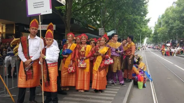 ઇન્ડોનેશિયાના લોકો પરેડમાં