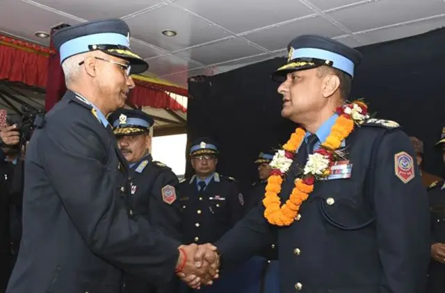 निवर्तमान प्रहरी प्रमुखलाई बिदाइ गर्दै नवनियुक्त प्रहरी महानिरीक्षक ठाकुर ज्ञवाली