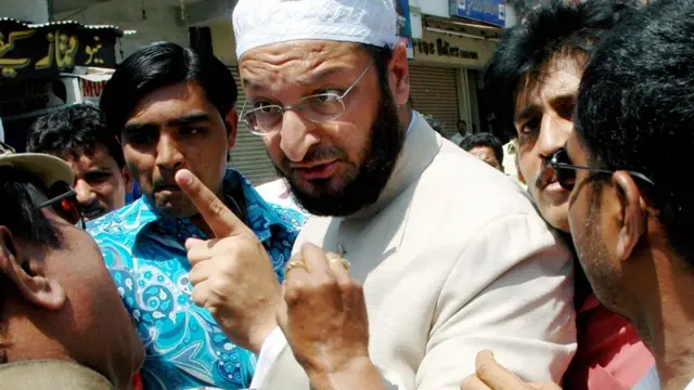 হায়দ্রাবাদে মক্কা মসজিদের বাইরে পুলিশকে শাসানি দিচ্ছেন আসাদউদ্দিন ওয়াইসি। ২০০৭