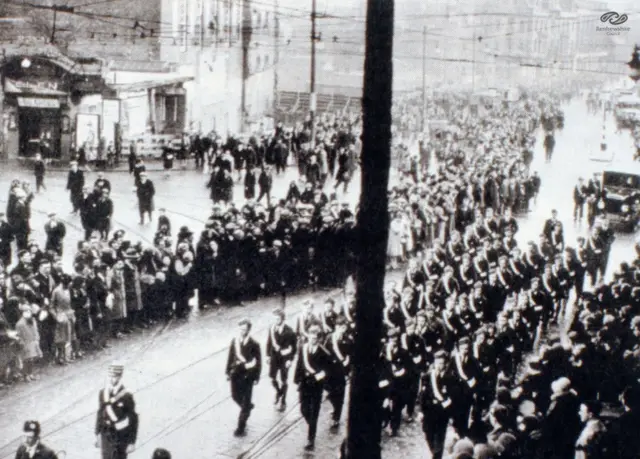 Grupo Boys Brigade marchaacomo fazer registro no pixbetfrente ao cinema no funeral das vítimas