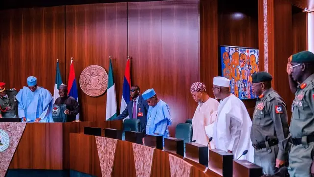 Shugaba Muhammadu Buhare tare da hafsoshin tsaron Nigeria