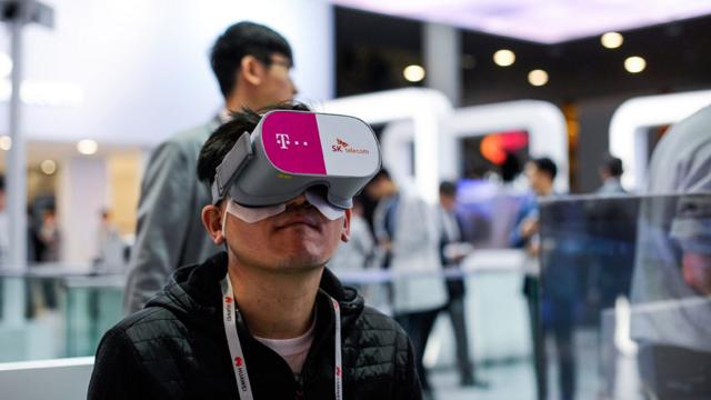 Un hombre joven usando visores de realidad virtual