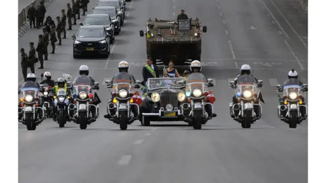 O presidente Bolsonaro e a primeira-dama do Brasil, Michelle, participam do desfileblaze the most7blaze the mostSetembroblaze the most2022