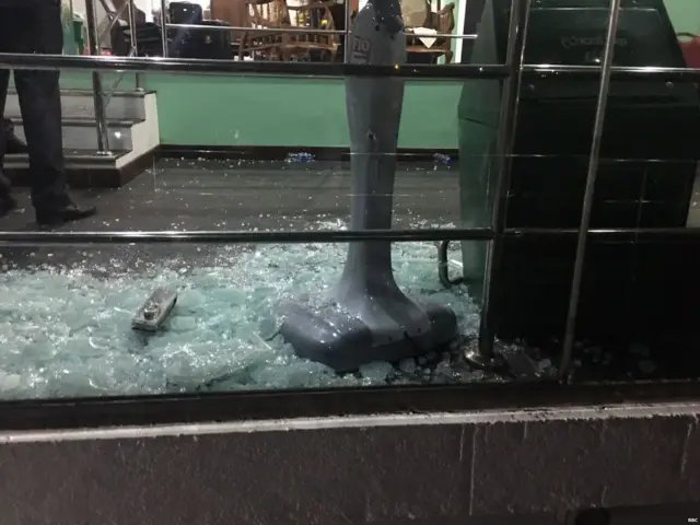 බංග්ලාදේශ ක්‍රීඩකයන්ගේ විවේකාගාරයේ දොරටුව බිඳ දමා තිබුණ ආකාරය