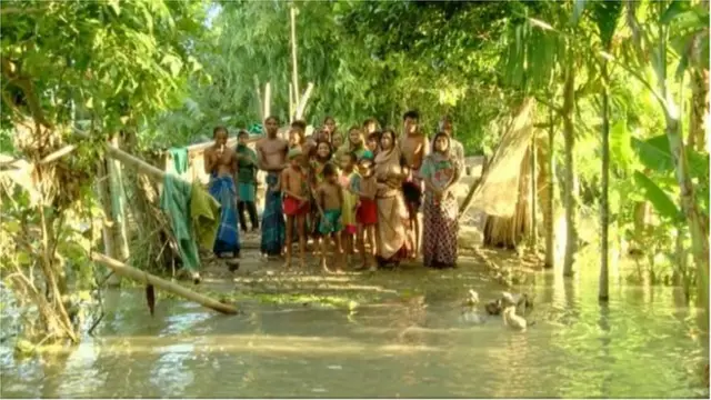 বন্যা কবলিত বিভিন্ন এলাকায় অনেক মানুষ উঁচ জায়গায় বা বাঁধে আশ্রয় নিয়েছেন।