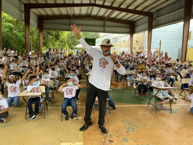 José Vega Santana interpretando al payaso Remi en una escuela de Puerto Rico.