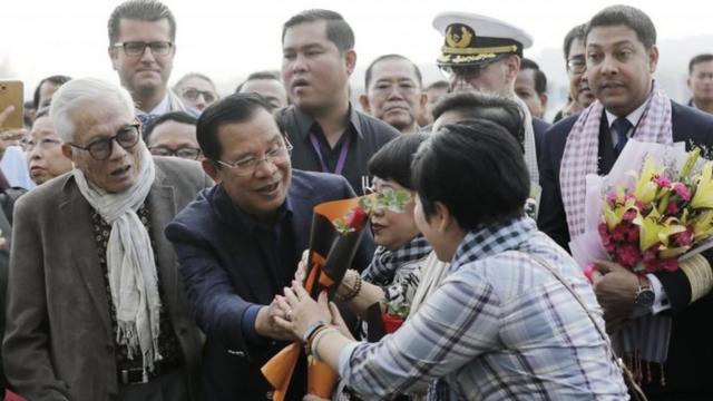 柬埔寨首相洪森亲自迎接邮轮乘客并献花。