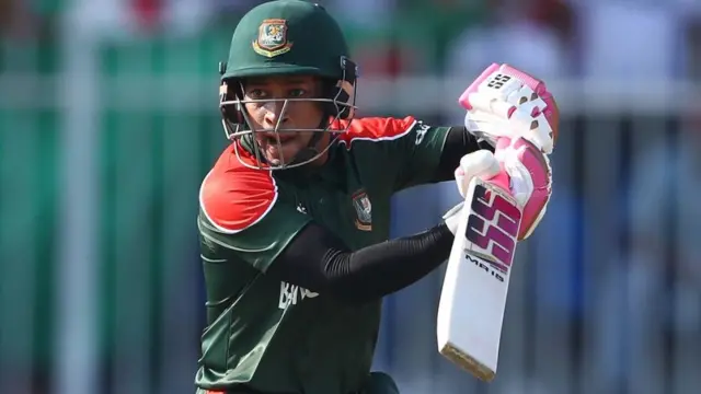 মুশফিকুর রহিম নিয়মিতই রিভার্স সুইপ বা স্কুপ শট খেলতে গিয়ে আউট হয়ে যাচ্ছেন।