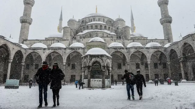 Sultan Ahmet Camiisi (Sultan Əhməd məscidi).