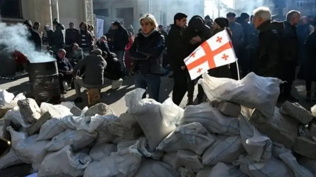 Polis Tbilisidə keçirilən aksiyanı su şırnağı ilə dağıdıb