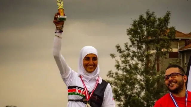 Shehzana Anwar akiinua kombe