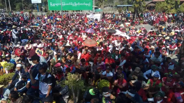 ဗိုလ်ချုပ်အောင်ဆန်းမြင်းစီးရုပ်တုဖယ်ရှားရေးနဲ့ ကယားပြည်နယ်ဝန်ကြီး ချုပ်နှုတ်ထွက်ပေးရေးအတွက် ဆက်လက်တောင်းဆိုနေ