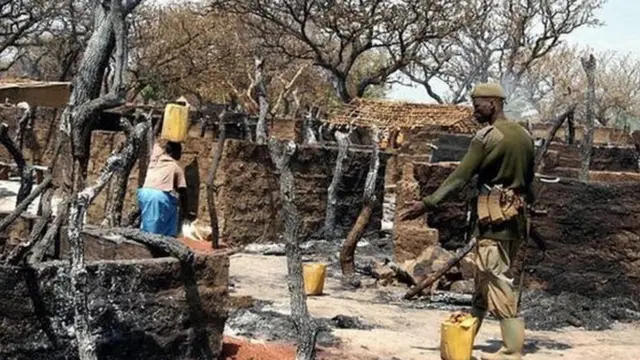 Patrouilles de soldats ougandais le 23 février 2004 dans le district de Lira, où plus de 200 personnes ont été tuées par les rebelles de l'Armée de Résistance du Seigneur (LRA) dans un des camps de déplacés internes