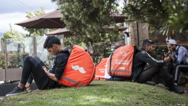 repartidores en una plaza