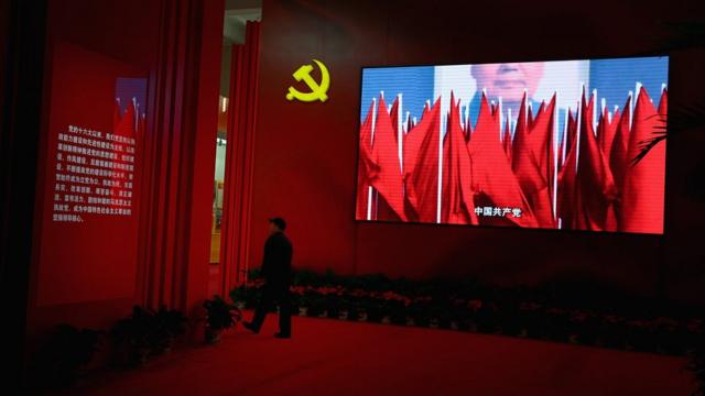 2012年十八大前夕，一名北京群众在看党的成就展览