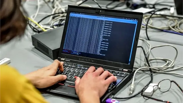 Onijibiti kan to n lo ẹrọ ayarabiasa