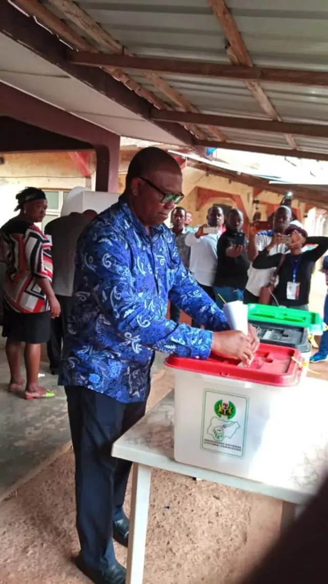 Dan takarar mataimakin shugaban kasa a jam'iyyar PDP, Peter Obi yayin da yake kada kuri'arsa