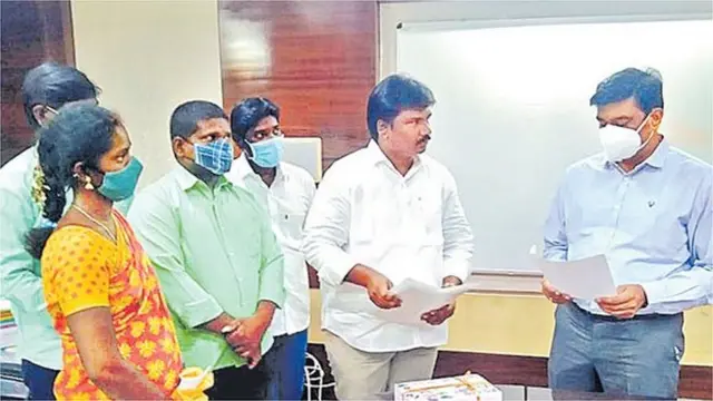 దళిత వలంటీర్లను విధుల నుంచి తొలగించడంపై అధికారులకు వినతిపత్రం