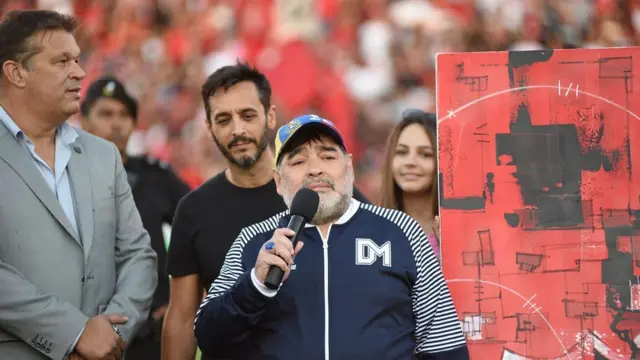 مارادونا پس از این که هدایای میزبان را گرفت، سخنرانی کرد