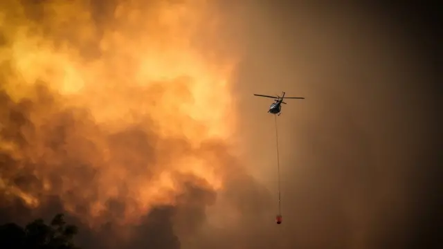 ஊர் பற்றி எரியும் போது விடுமுறை சென்ற பிரதமர் மன்னிப்பு கேட்டார்